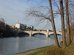 Puente Umberto I en Turín visto desde la ribera derecha del Po.