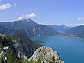 Blick vom Schoberstein (1037 m, Höllengebirge), nach Westen: Drachenwand-Schober-Kante (rechts); Blick über Attersee, Unterach am Attersee, Mondsee, Schafberg (links) mit Ackerschneid und Kienbergwand (Mitte), Hochplett (ganz rechts).