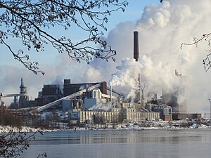 Sunilan tehtaat ja asuinalue. "Maailman kaunein tehdasrakennus" talvella kuvattuna Kymijoen Huumanhaaran yli. Valokuva: Janiwiki0