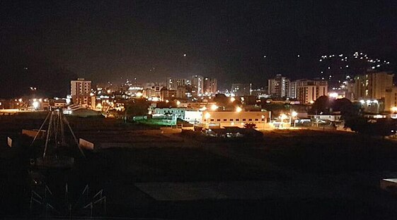 Fotografía nocturna de la ciudad desde la Ave. Bolivariana