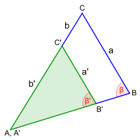 S:S:W-Satz a : a' = (b + b') : b', die den größeren Seiten gegenüberliegenden Winkel (β, β') stimmen überein