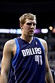 Dirk Nowitzki, 12 ans de présence chez les Mavericks de Dallas, prolonge 4 ans.