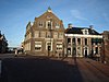 Kantoorgebouw met woning en garage van de voormalige "Scheepvaart en Steenkolen Maatschappij" in Um 1800-stijl