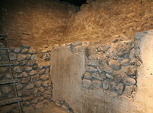 Reste römischer Bauten unter dem Lindenhof: vorne Keller mit vermauertem Fenster eines Hauses, hinten Reste der Kastellmauer