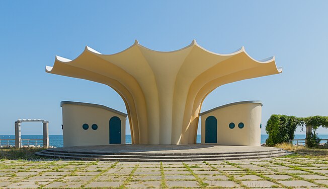 4. Platz: J.-H. Janßen – Musikpavillon „Kurmuschel“ auf dem Kurplatz in Sassnitz auf Rügen