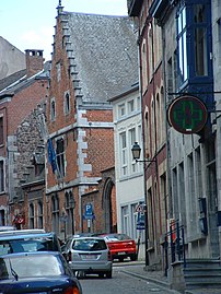 Het 16e-eeuwse refugiehuis van de abdij van Lobbes, later postgebouw, nu ingericht als woningen.