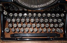 Una máquina de escribir Underwood con letras armenias.