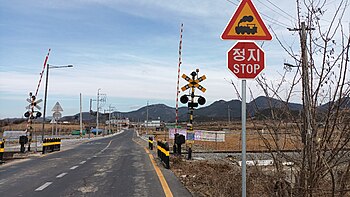 동구 (대구광역시) 신평동에 위치한 K-2 인입선과 신평로 도로가 교차하는 부동건널목이다.