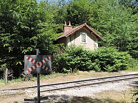 L'ancienne maison du garde-barrière situé au PN7 en pleine forêt des Usages de Billy.