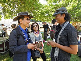 Festivaldirecteur Yim Su-taek (links) van Gwacheon en Phare Ponleu Selpak-directeurr Khuon Det (rechts), 2012