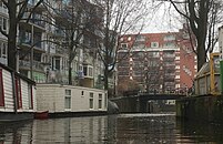 De brug gezien vanaf de Raamgracht naar het Waterlooplein, februari 2017