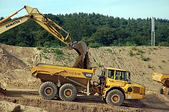 Сочленённый самосвал Volvo A25D под погрузкой. Хорошо видно шарнирное сочленение одноосного тягача с рабочим оборудованием