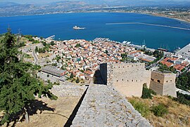 Pemandangan kota kuno Nafplio dari kastil Palamidi.