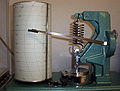 Drei-Tage Barograph, wie er vom Meteorological Service of Canada benutzt wird (Cambridge Bay, Nunavut, Juli 2005)