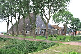 Boerderij even ten noorden van de jachthaven van Elahuizen