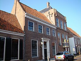 Ingeklemd tussen huizen, het hoogste gebouw.