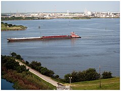 Houston Ship Channel, im Hintergrund Chemiewerk von DuPont