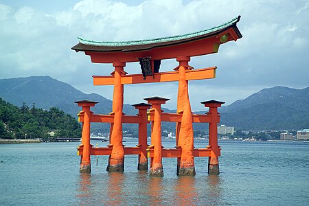 En berömd "flytande" torii vid helgedomen Itsukushima