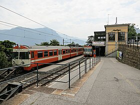 Vue d'ensemble de la gare avec deux trains à quai en 2012.