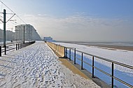 Zeedijk in Middelkerke met de tramsporen in de winter.