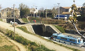 Die zwei unteren Kammern und das Verbindungstor zur oberen Kammer der Dreifachschleuse Trèbes