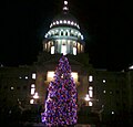 Pokok Krismas Bandar di hadapan Bangunan Capitol pada tahun 2010