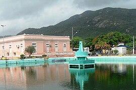 Vista do Tanque da Nação, com prédio da prefeitura ao fundo