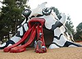 Niki de Saint Phalle, El Golem, Kiryat Hayovel, Jerusalén, 1971-1972. Enorme escultura hueca dedicada a los infantes; cada una de las lenguas de la criatura funciona como tobogán.