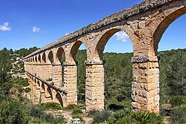 Acueducto romano cerca de Tarragona, llamado puente de les Ferreres o del Diablo: 217 m de largo y 27 m de altura, formado por 11 arcadas inferiores y 25 en el piso superior