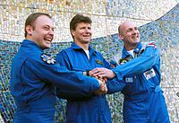 Soyuz TMA-4:n miehistö: Fincke, Padalka ja Kuipers.