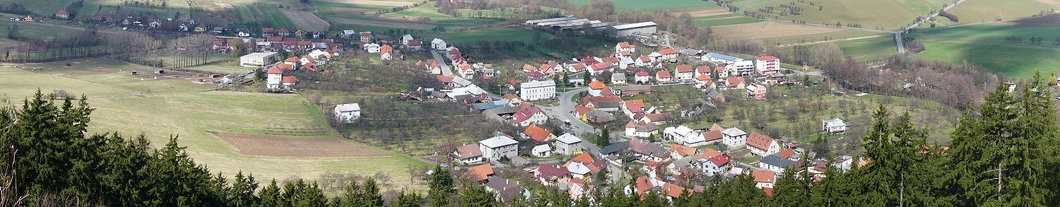 Panorama obce Podhradní Lhota