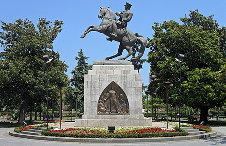 Honora statuo (Atatürk) en Samsun, Turkio, fare de Heinrich Krippel (1931).