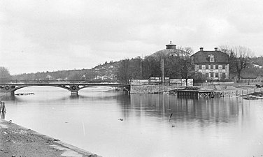 Vy från Strandvägen med gamla Djurgårdsbron och Pontinska villan, 1895.