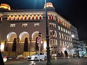 Vue de la Grande Poste, en soirée.