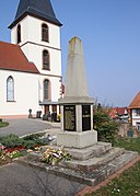 Église et monument aux morts.