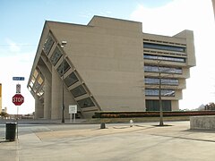 L'hôtel de ville de Dallas, figurant le QG de l'OCP dans le film.