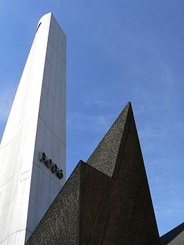 Koopvaardijmonument De Boeg van Fred Carasso aan het Leuvehoofd[1]