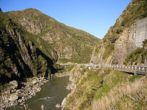 Manawatu Gorge mit dem New Zealand State Highway 3 rechts im Bild