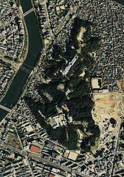 1988年[1] 。山全体が比治山公園、山の北端付近が比治山町の北端、この写真では見切れているが西側京橋川と南側国道2号の交点が比治山本町の南西端。