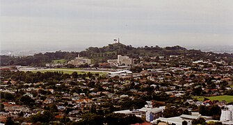 En arrière plan, entourée par la ville d'Auckland, Maungakiekie/One Tree Hill avant que l'arbre ne soit abattu.