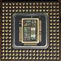 Intel 486DX 33 MHz mit sichtbarem Die von unten