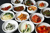 Bàn ăn với nhiều banchan