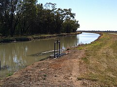 Canal d'irrigation pour les champs de coton alimenté par le E.J. Beardmore Dam.