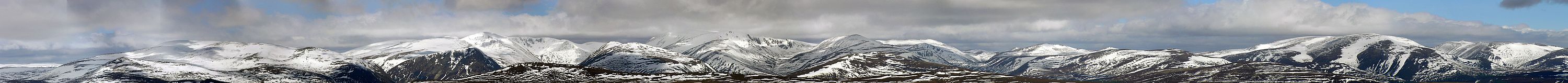 De Cairngorms gezien vanaf de berg Càrn Liath in de Grampians