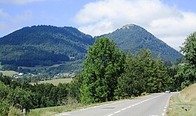 Vue de Très la Paraz (à gauche) et du mont Forchat (à droite) séparés par le col de l'Encrenaz.