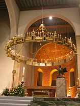 Il lampadario Hezilo sopra l'altare della cattedrale (1960-2010).