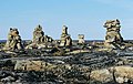 Inuksuit dressés à Inukshuk Point (Inuksugalait, « où il y a beaucoup d'inuksuit »), péninsule de Foxe, île de Baffin, Nunavut, Canada (photo d'Ansgar Walk, 26 juillet 2002)