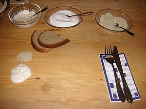 Schlachtschüssel-Gedeck mit (Kren) Meerrettich, Salz, Pfeffer und Brot