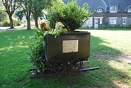 Berline utilisée comme monument commémoratif à Cheratte dans la cité minière du charbonnage du Hasard (Province de Liège).