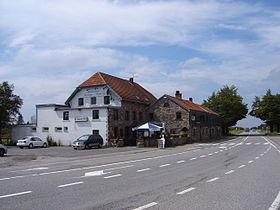 La Baraque Michel en 2009. L'endroit a été réaménagé depuis, avec une route qui ne sépare plus l'auberge de son parking.